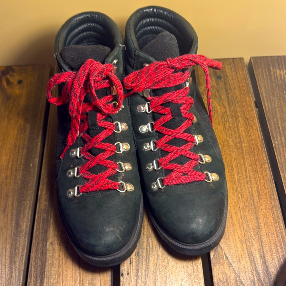 Sorel Ainsley Conquest Hiking Ankle Boots with Red Laces